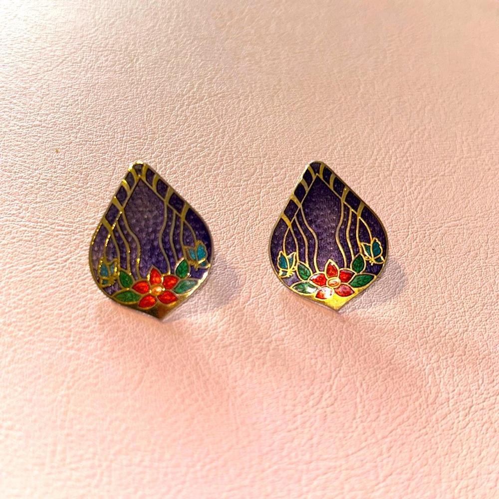 Vintage flowered earrings.
